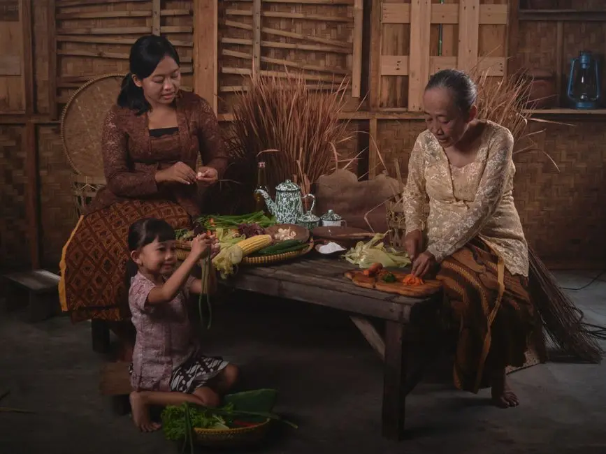 Keluarga mencoba kuliner dan produk UMKM lokal saat berlibur