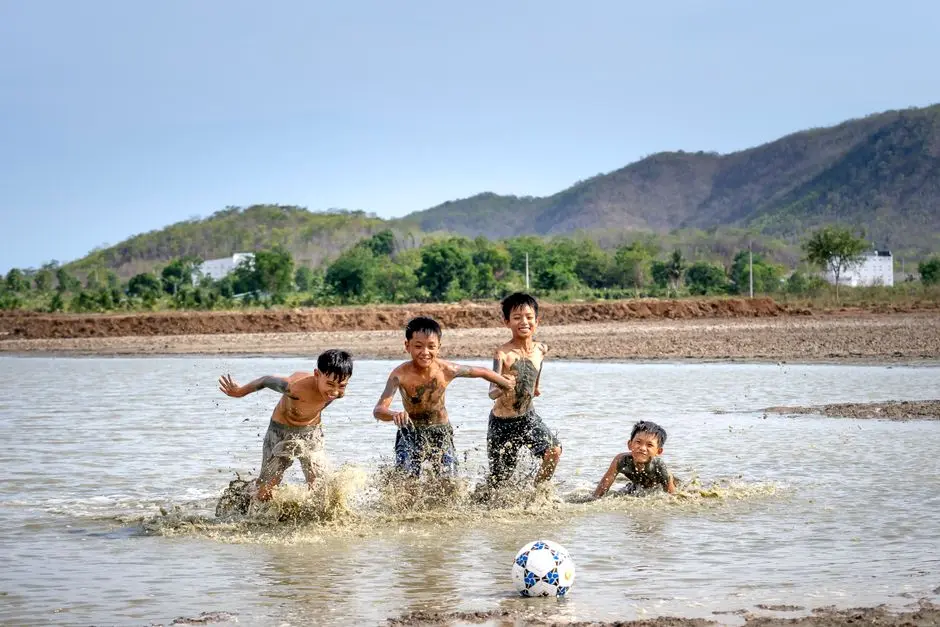 anak-anak bermain di tepi Danau Biru Jambi