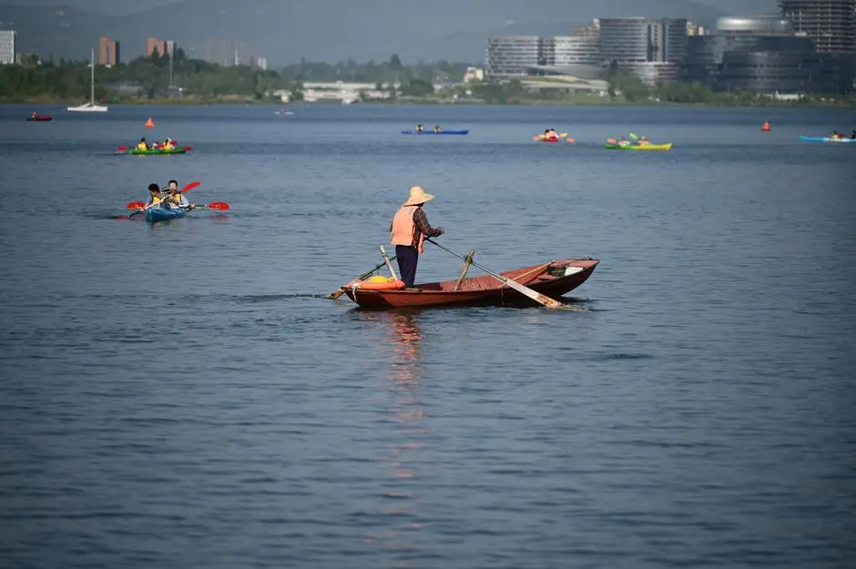 perahu nelayan di Danau Biru dengan latar hutan